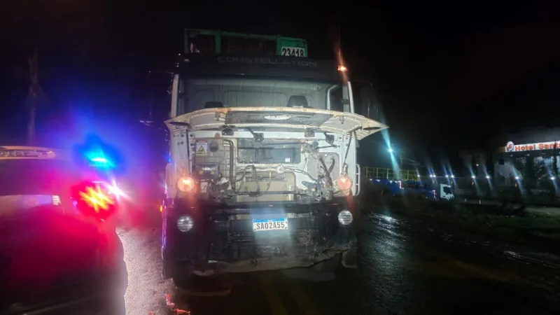 Colisão frontal entre carro e carreta deixa dois feridos graves na BR-418, em Nova Viçosa