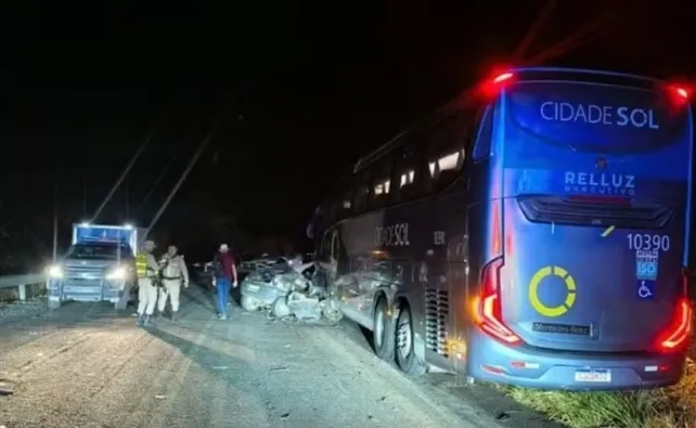 Tragédia: quatro jovens morrem após colisão com ônibus de turismo na Bahia