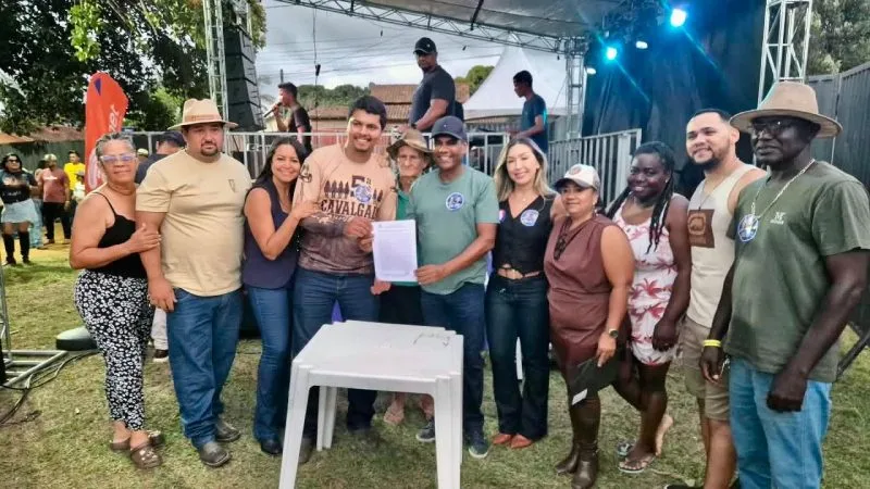Prefeito faz entrega de Trator Agrícola à associação de Taquarinha