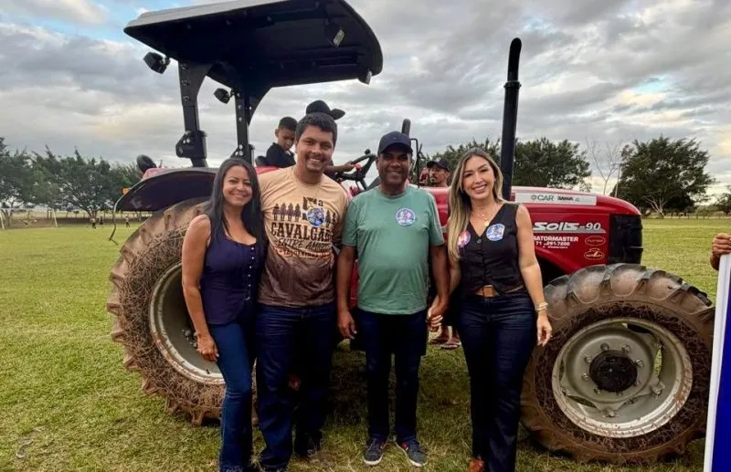 Prefeito faz entrega de Trator Agrícola à associação de Taquarinha