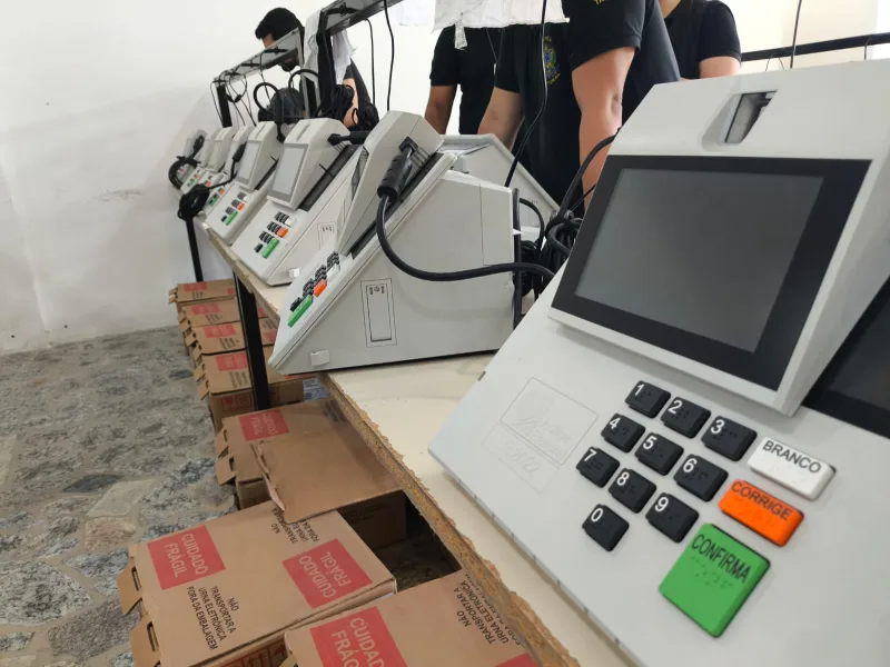 Justiça Eleitoral inicia preparação das urnas para Eleições 2026 e orienta eleitores sobre “colinha” e uso de celular Justiça Eleitoral inicia preparação das urnas para Eleições 2026 e orienta eleitores sobre “colinha” e uso de celular