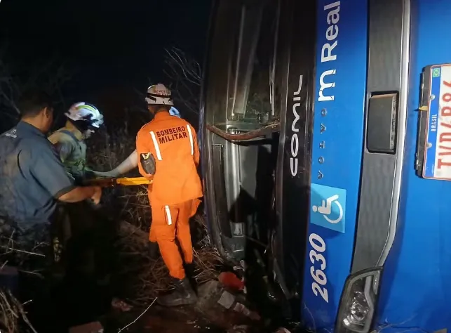 Ônibus tomba na BR-122 e deixa ao menos 7 mortos e 13 feridos na Bahia