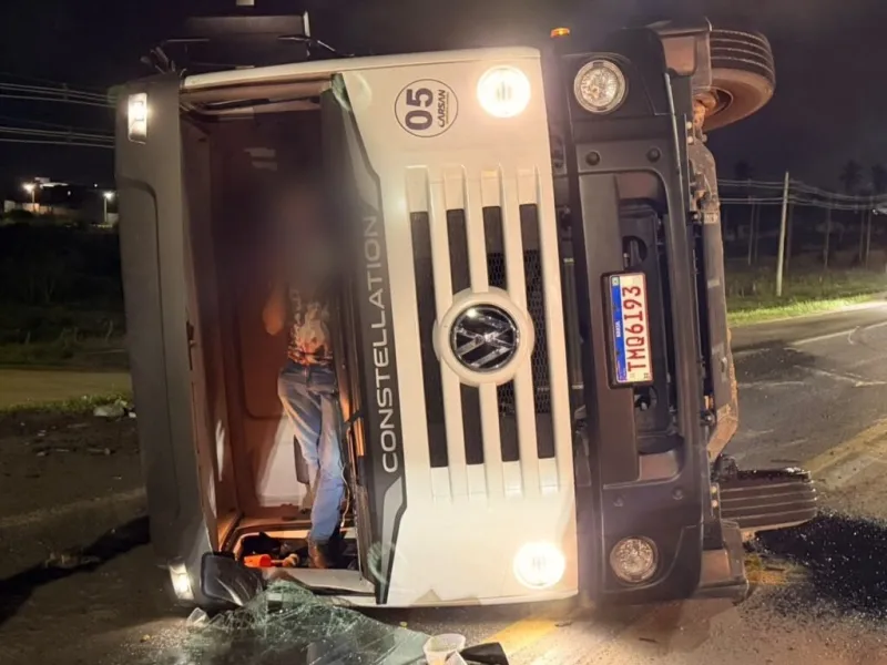 Caminhão de coleta de lixo tomba na BR-367 próximo a policlínca em Eunápolis; ninguém fica ferido