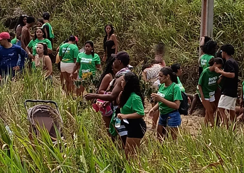 Ônibus com apoiadores de ACM Neto tomba em Prado e deixa feridos, incluindo crianças