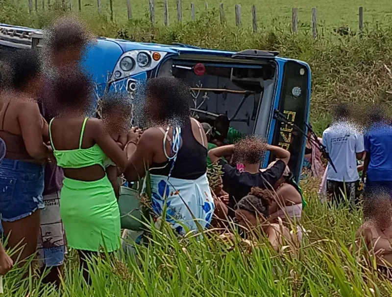 Ônibus com apoiadores de ACM Neto tomba em Prado e deixa feridos, incluindo crianças