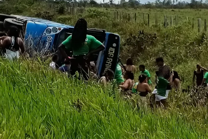 Ônibus com apoiadores de ACM Neto tomba em Prado e deixa feridos, incluindo crianças