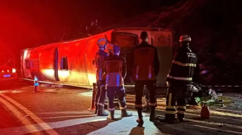 Ônibus de excursão tomba na BR-262 e deixa três mortos e 45 feridos no Espírito Santo