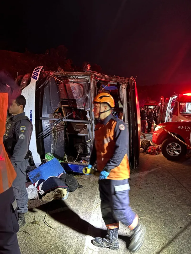 Ônibus de excursão tomba na BR-262 e deixa três mortos e 45 feridos no Espírito Santo