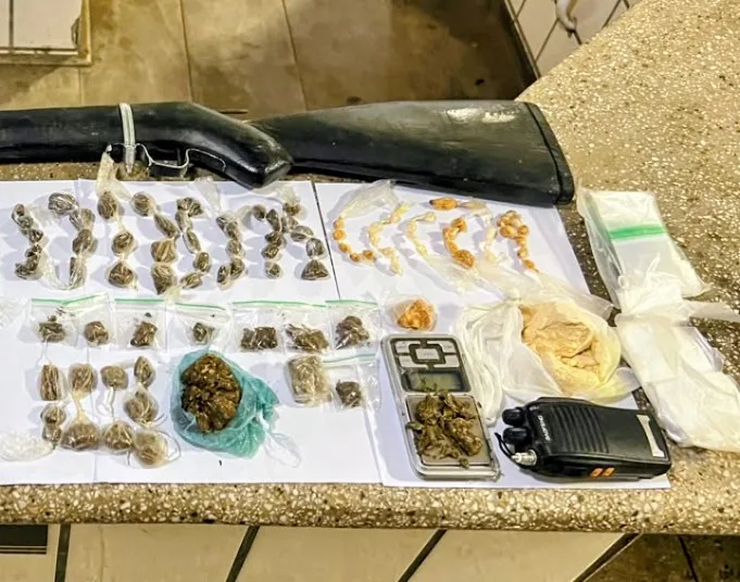 Polícia Militar apreende drogas, arma de fogo e materiais do tráfico em Teixeira de Freitas