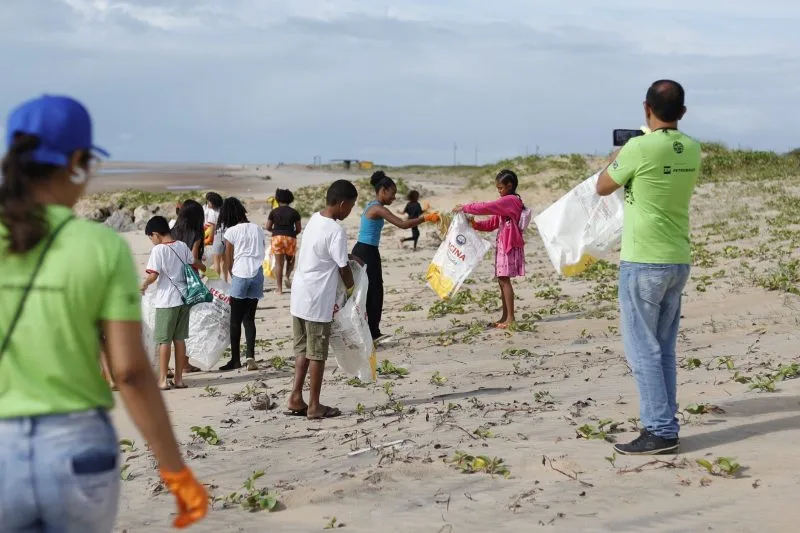 Mutirão retira mais de 776 quilos de resíduos da praia de Mucuri e mobiliza comunidade em ação de educação ambiental