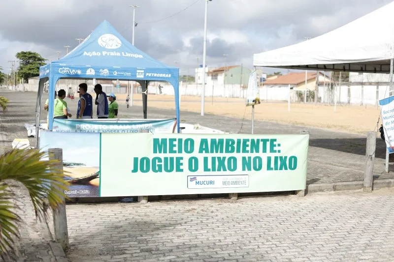 Mutirão retira mais de 776 quilos de resíduos da praia de Mucuri e mobiliza comunidade em ação de educação ambiental
