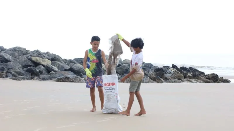 Mutirão retira mais de 776 quilos de resíduos da praia de Mucuri e mobiliza comunidade em ação de educação ambiental