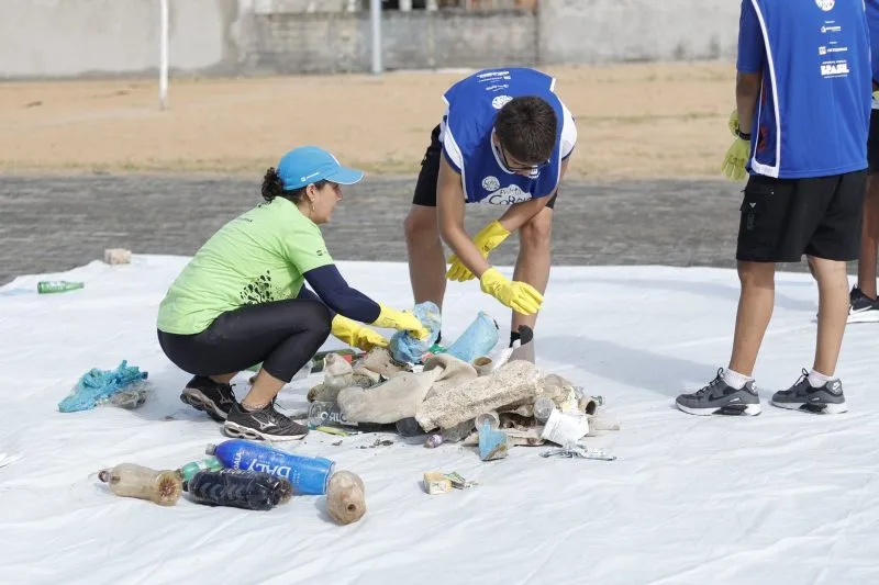 Mutirão retira mais de 776 quilos de resíduos da praia de Mucuri e mobiliza comunidade em ação de educação ambiental