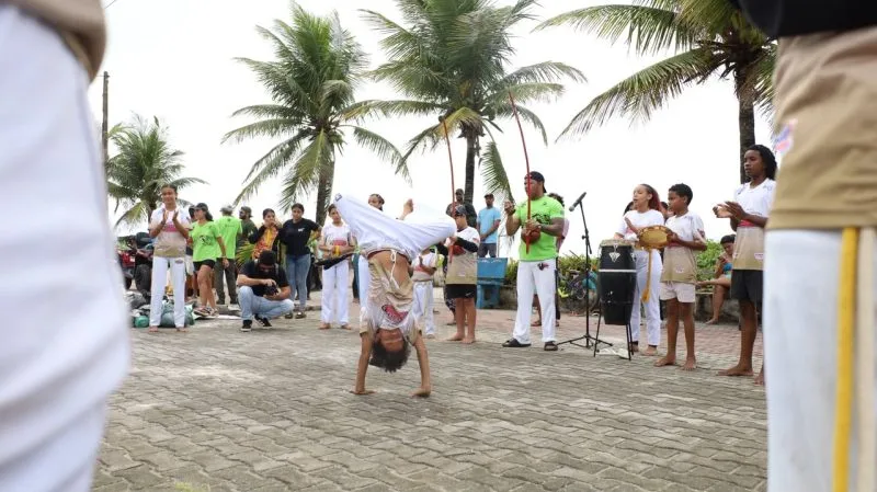 Mutirão retira mais de 776 quilos de resíduos da praia de Mucuri e mobiliza comunidade em ação de educação ambiental