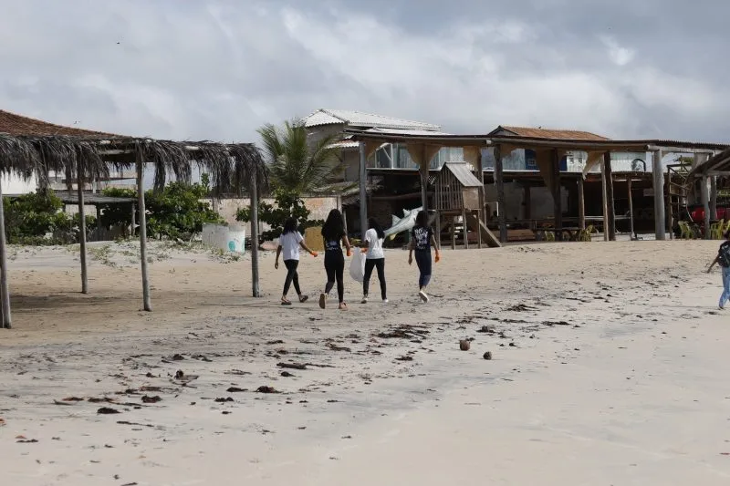 Mutirão retira mais de 776 quilos de resíduos da praia de Mucuri e mobiliza comunidade em ação de educação ambiental