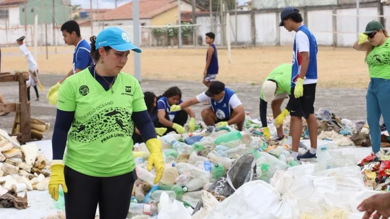 Mutirão retira mais de 776 quilos de resíduos da praia de Mucuri e mobiliza comunidade em ação de educação ambiental