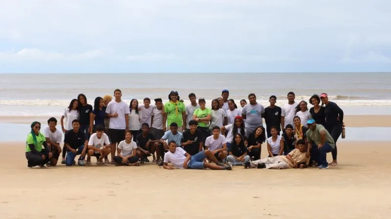 Mutirão retira mais de 776 quilos de resíduos da praia de Mucuri e mobiliza comunidade em ação de educação ambiental