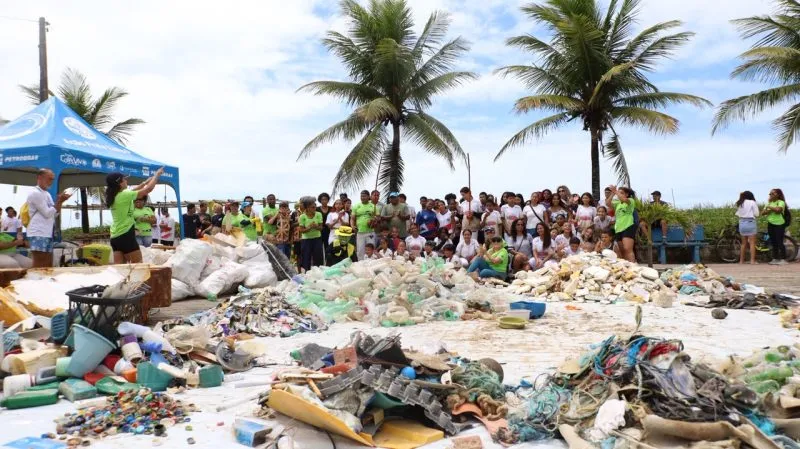 Mutirão retira mais de 776 quilos de resíduos da praia de Mucuri e mobiliza comunidade em ação de educação ambiental