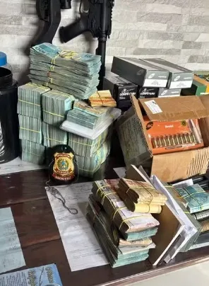 Fraude em registros de CAC: PF apreende arsenal e valores milionários durante operação na Bahia