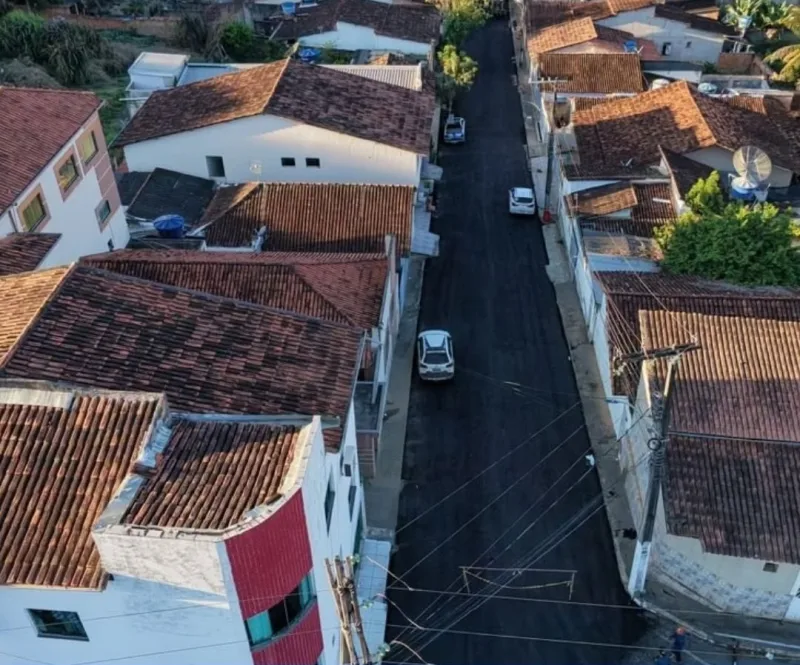 Medeiros Neto recebe novas ações de pavimentação nas ruas do centro