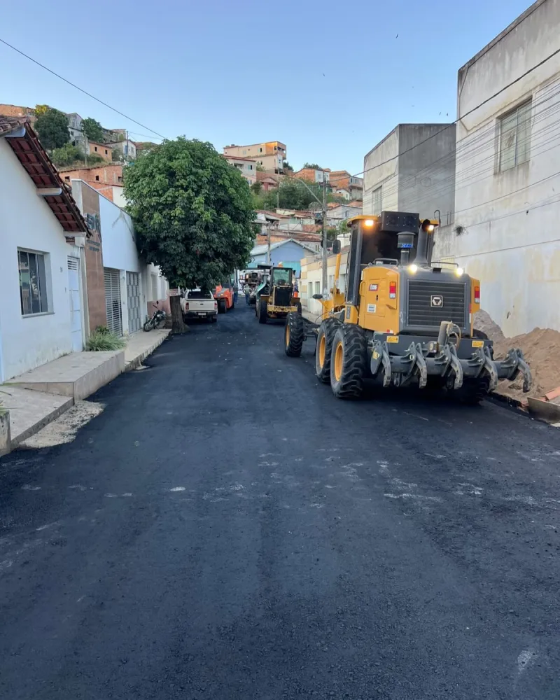 Medeiros Neto recebe novas ações de pavimentação nas ruas do centro