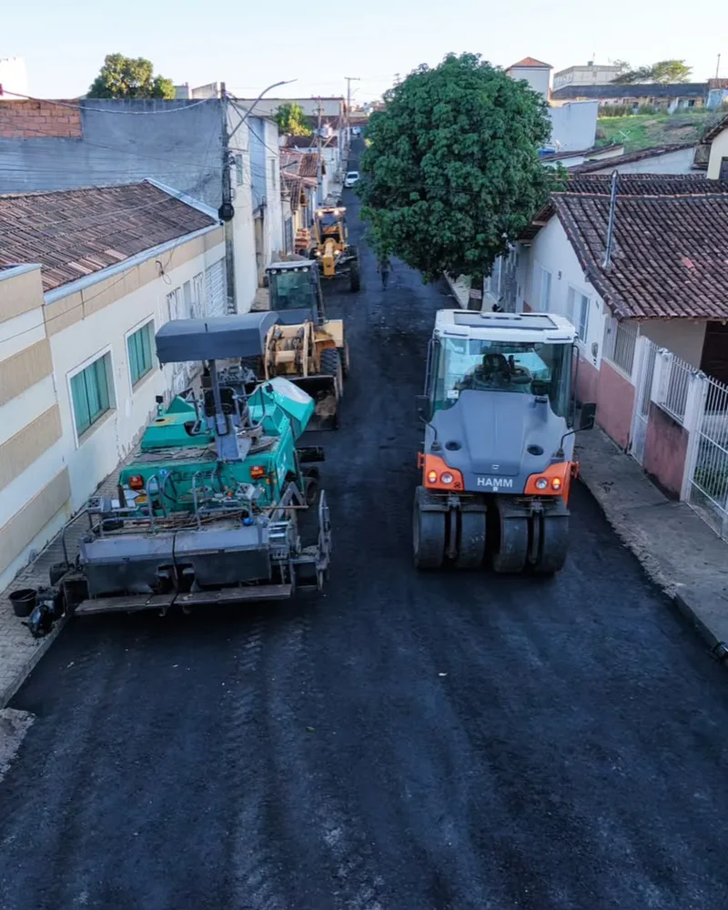 Medeiros Neto recebe novas ações de pavimentação nas ruas do centro
