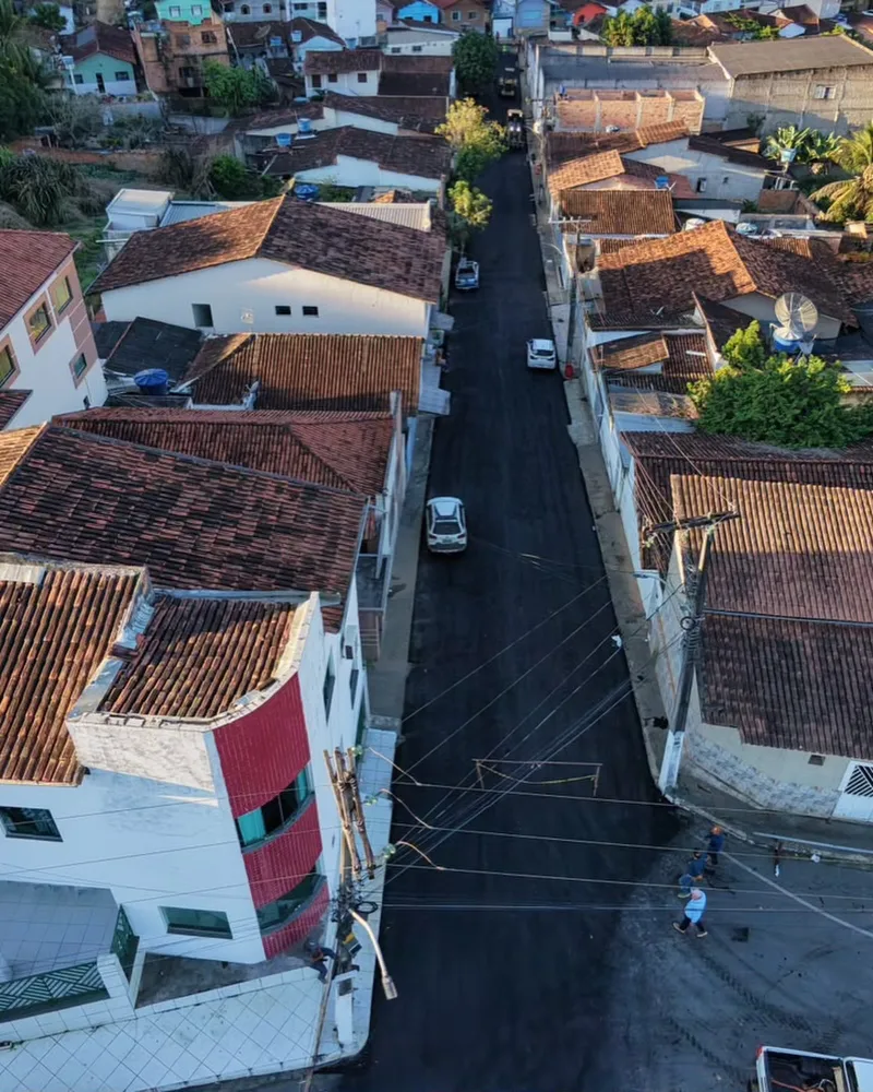 Medeiros Neto recebe novas ações de pavimentação nas ruas do centro