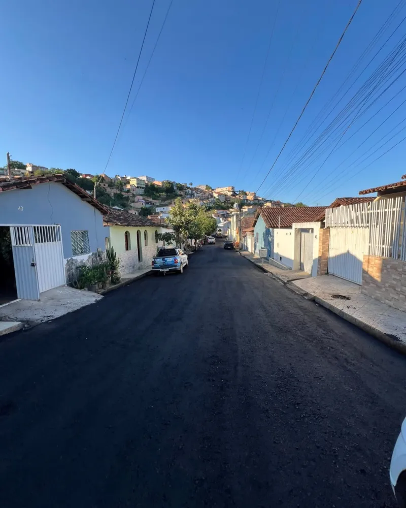 Medeiros Neto recebe novas ações de pavimentação nas ruas do centro