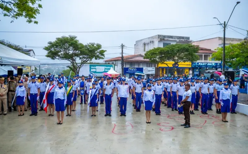 Sob chuva e emoção, Teixeira de Freitas celebra a Independência do Brasil com grande desfile cívico