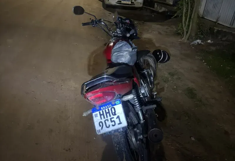 Abordagem a motociclista termina com apreensão de 94 papelotes de maconha em Teixeira de Freitas