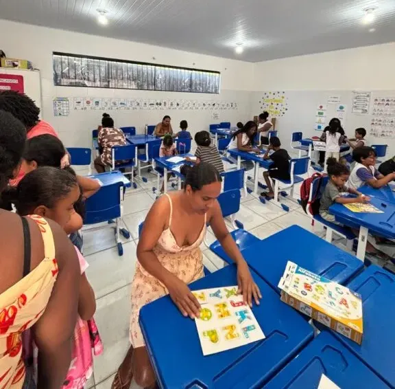 Oficina reúne famílias e alunos em manhã de atividades sobre alfabetização e letramento na Escola Municipal Irmã Dulce
