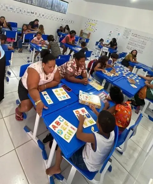 Oficina reúne famílias e alunos em manhã de atividades sobre alfabetização e letramento na Escola Municipal Irmã Dulce