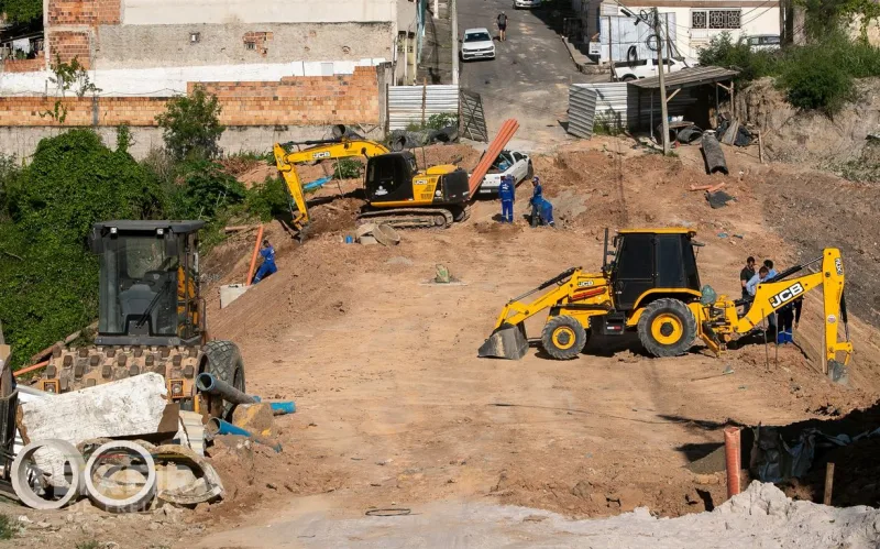 Prefeitura de Teixeira de Freitas avança com obra na Ladeira do Santa Rita e prepara via para pavimentação