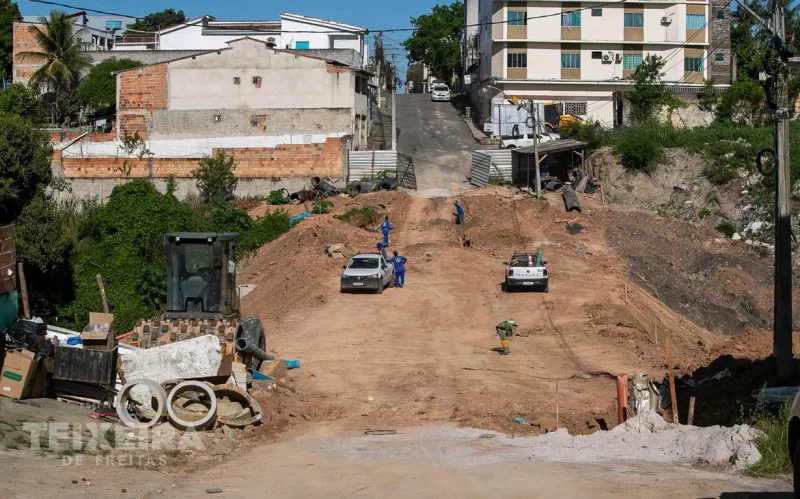 Prefeitura de Teixeira de Freitas avança com obra na Ladeira do Santa Rita e prepara via para pavimentação