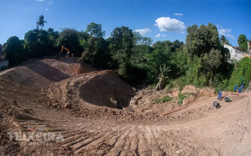 Prefeitura de Teixeira de Freitas avança com obra na Ladeira do Santa Rita e prepara via para pavimentação