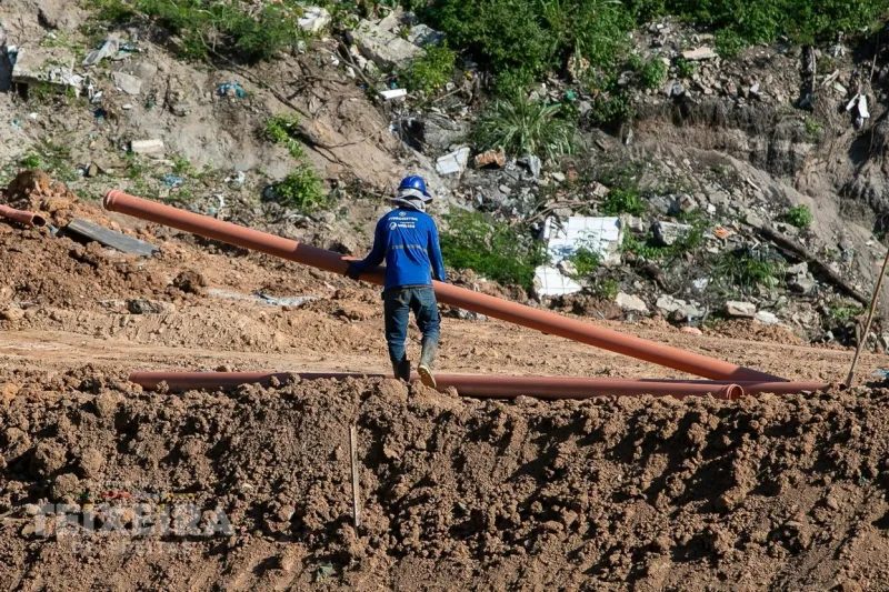 Prefeitura de Teixeira de Freitas avança com obra na Ladeira do Santa Rita e prepara via para pavimentação