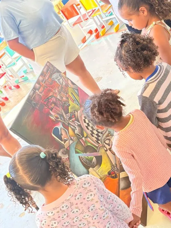 CMEI Isael de Freitas Correia promove encontro entre crianças e a arte de Wesley Brizon CMEI Isael de Freitas Correia promove encontro entre crianças e a arte de Wesley Brizon