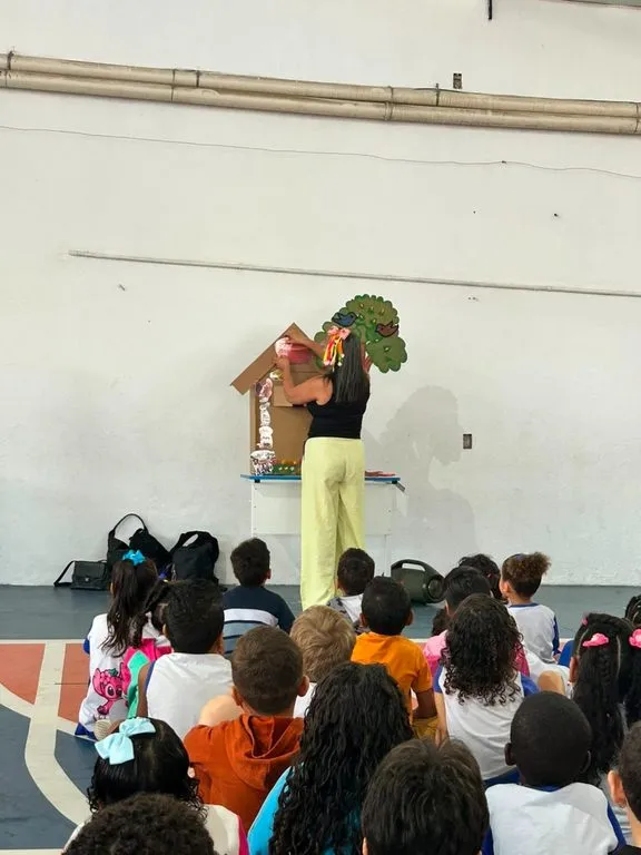 Projeto leva literatura e imaginação para dentro das escolas municipais de Teixeira de Freitas Projeto leva literatura e imaginação para dentro das escolas municipais de Teixeira de Freitas