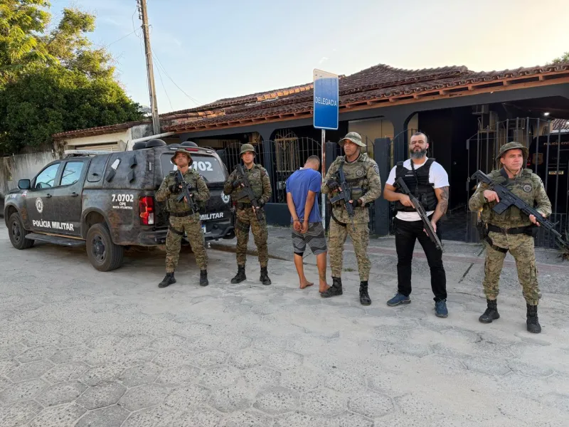 Homem é preso com pistola municiada e drogas durante operação policial em Nova Viçosa