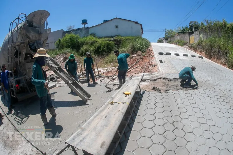Prefeitura de Teixeira de Freitas investe recursos próprios em pavimentação e drenagem no Jardim Caraípe