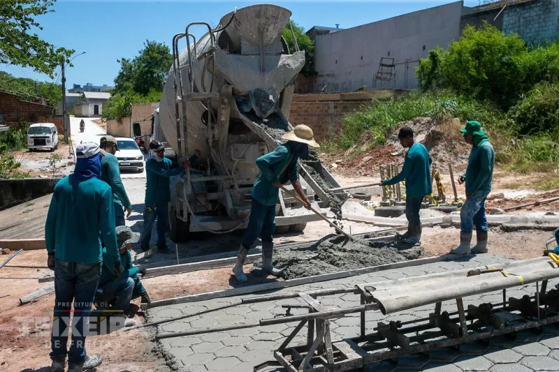 Prefeitura de Teixeira de Freitas investe recursos próprios em pavimentação e drenagem no Jardim Caraípe
