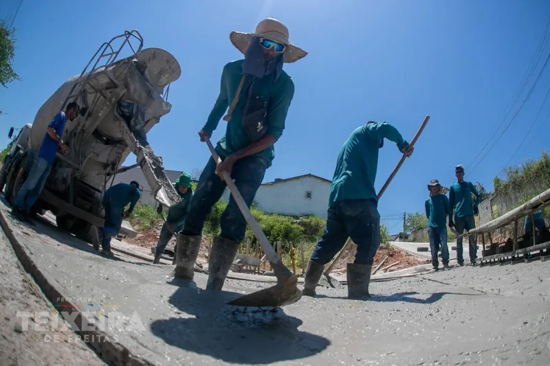Prefeitura de Teixeira de Freitas investe recursos próprios em pavimentação e drenagem no Jardim Caraípe