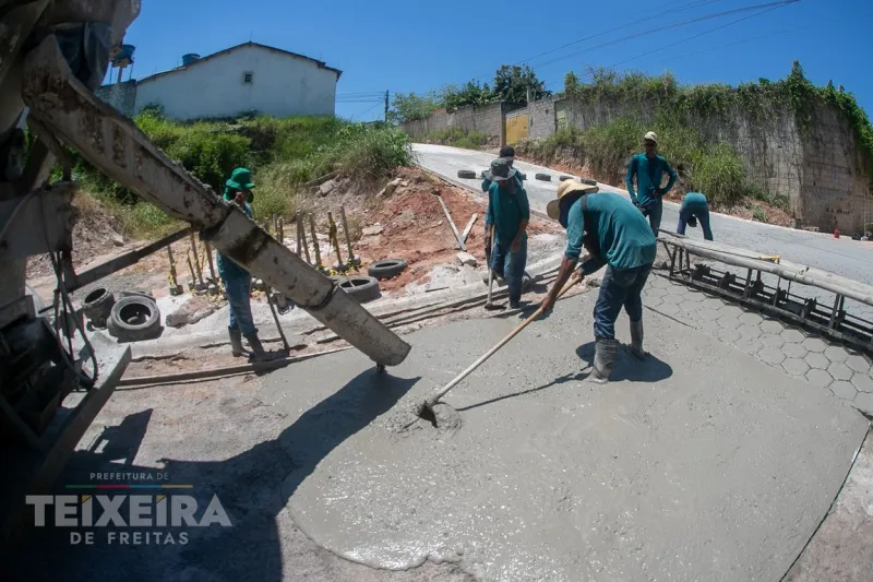 Prefeitura de Teixeira de Freitas investe recursos próprios em pavimentação e drenagem no Jardim Caraípe