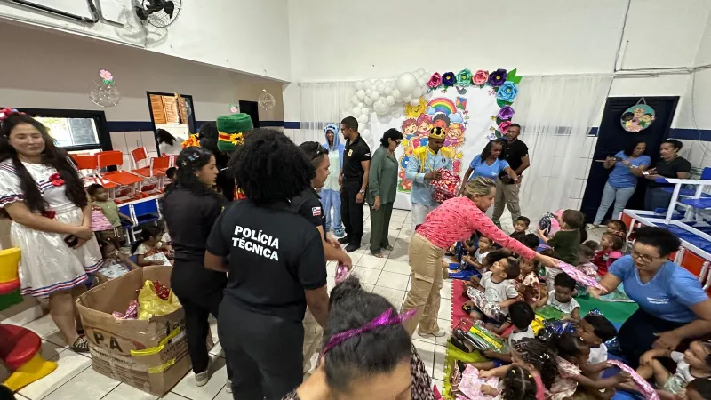 Polícia Civil e  DPT levam alegria a crianças e distribuem mais de mil brinquedos em Eunápolis