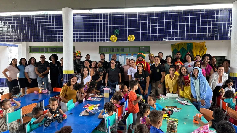Polícia Civil e  DPT levam alegria a crianças e distribuem mais de mil brinquedos em Eunápolis