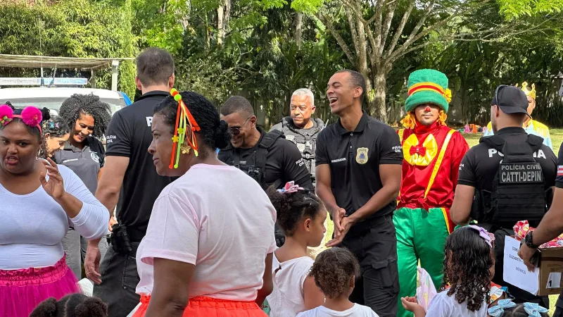 Polícia Civil e  DPT levam alegria a crianças e distribuem mais de mil brinquedos em Eunápolis