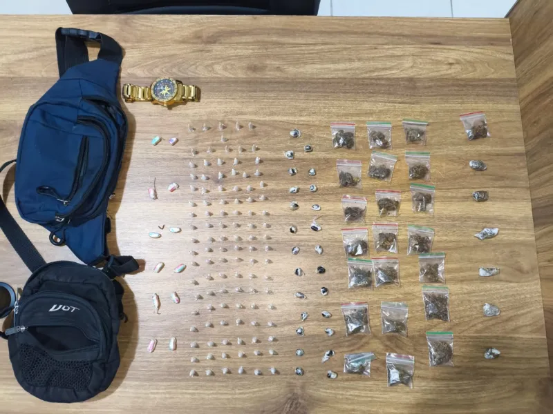 PM apreende drogas e conduz três suspeitos à delegacia em Arraial d’Ajuda