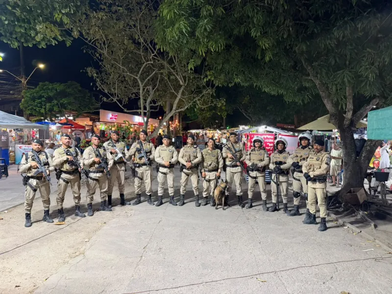 PM apreende drogas e conduz três suspeitos à delegacia em Arraial d’Ajuda