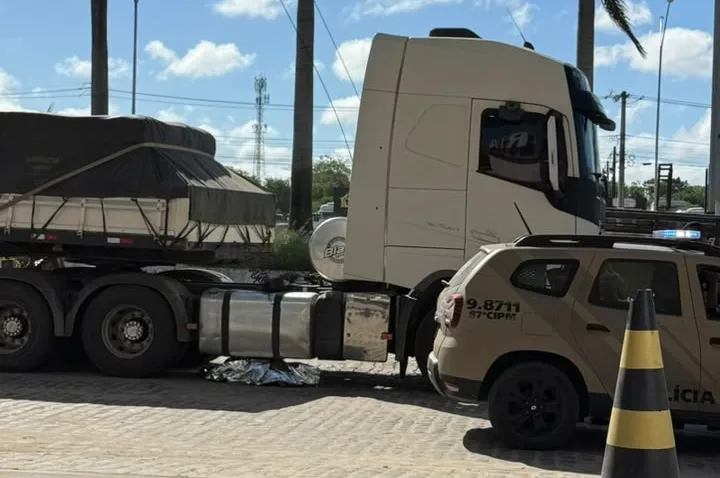 Homem pode ter dormido sob carreta antes de morrer atropelado em posto na BR-101, em Teixeira de Freitas