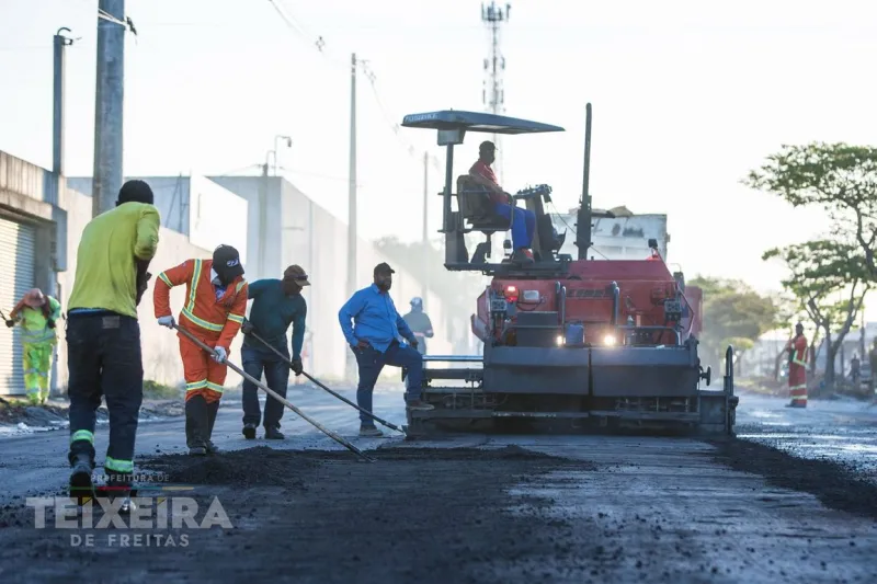 Prefeitura de Teixeira de Freitas avança com obras de pavimentação na Avenida Profeta Issa, no Monte Castelo 